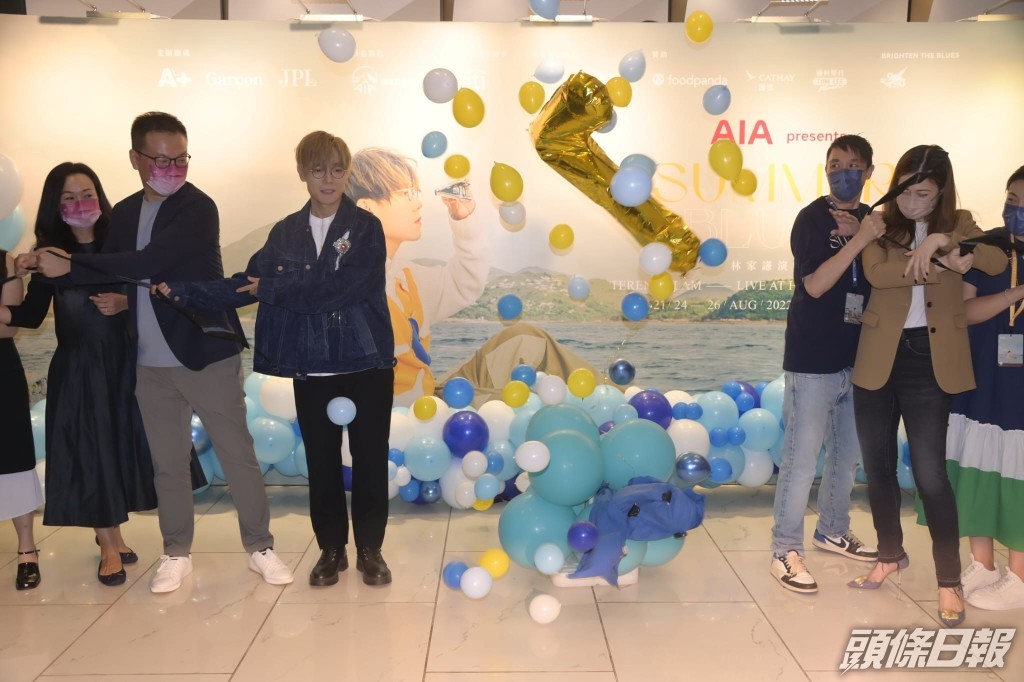 完騷後林家謙跟其他嘉賓在後台祝捷。